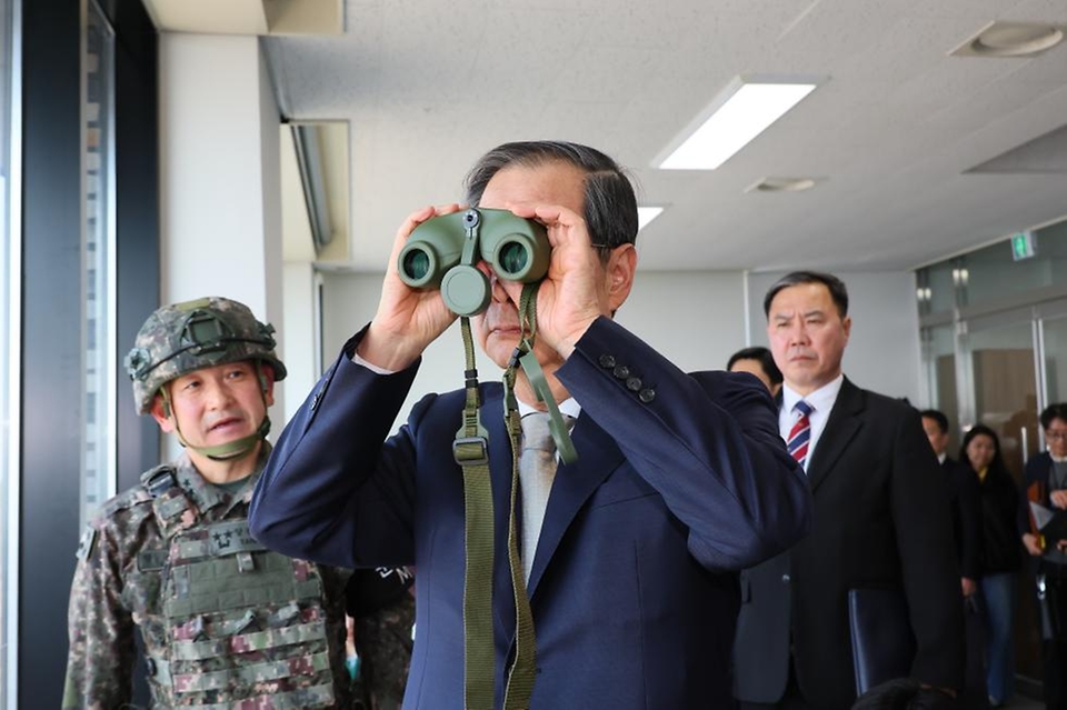 Han Duck-soo looking at things