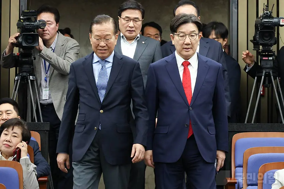 Kwon Young-se, Chairman of the PPP emergency committee, and Kwon Seong-dong, PPP Floor Leader
